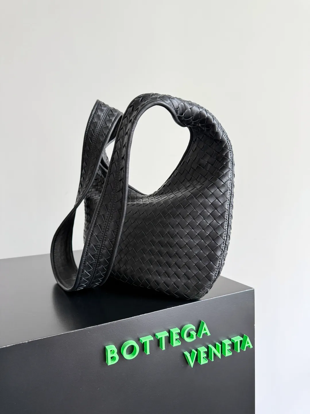 Batch 2480 BOTTEGA VENETA 2025 new men's medium Veneto crossbody bag is made of lambskin, elegantly extends to the strap, fits perfectly on the upper body, and the light and neat shape is suitable for all your choices for business, travel or daily life. Top zipper, interior two compartments, extra-large capacity. The classic Veneta shape has been redesigned and turned into a bag that can be worn cross-body, simple yet stylish. Although it is designed as a men’s bag, it is also very suitable for girls to carry! The back is so handsome🕶! More aura ~ The shoulder straps are reasonably designed, making it comfortable and stylish to carry cross-body. The bag has a practical capacity and can easily fit your daily needs~ Whether it is paired with casual wear for going out on the street or with formal wear for commuting, put it on and your fashion sense will rise in a straight line📈! Style number: 826877 Size: 38*24*2cm